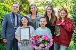 14052025 burgemeester bezuiijen bezoekt 130000ste inwoner van zoetermeer