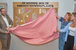 onthulling van het makersbord door wethouder bouke velzen tijdens het eerste makersfestival in de ambachtenwerkplaats fotograaf leon koppenol
