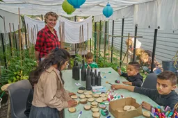 kinderen genieten volop van de gezellige activiteiten tijdens de open avond bij wijk en schooltuin noordhove fotograaf leon koppenol
