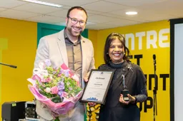 uitreiking chapeaubeeldje aan geeta lachmon door wethouder velzen 8