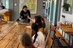 een medewerker van de zoetelaar deelt vol enthousiasme haar verhaal met de kinderen van de piezo talentenacademie een mooi moment van leren en inspiratie foto stichting piezo