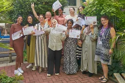 Met een grote glimlach namen de deelnemers van het traject Opwaarts bij Stichting Piëzo hun welverdiende certificaat in ontvangst - fotograaf Leon Koppenol