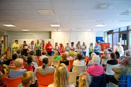 Volle zaal bij optreden van Het Vonkje. Ouderen schitterden in een zelfgeschreven toneelstuk vol herkenbare sketches en prachtige medleys - fotograaf Hans Heemskerk