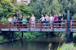 Al wandelend de taal leren tijdens de Zomerschool van Stichting Piëzo - foto Stichting Piëzo