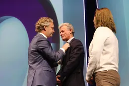 Foto 2_Otto Jelsma ontvangt Koninklijke onderscheiding Ridder in de Orde van Oranje Nassau