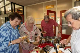 Zomer BBQ brengt buurtbewoners samen in PiëzoCentrum  Buytenwegh - foto Stichting Piëzo