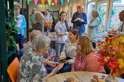 Burendag, ontmoeting, gezelligheid en verbinding tussen culturen - fotograaf Leon Koppenol