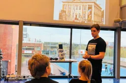 Kinderen van Piëzo TalentenAcademie Orde & Veiligheid kregen een boeiende gastles van een beveiliger van het Mauritshuis - foto Stichting Piëzo