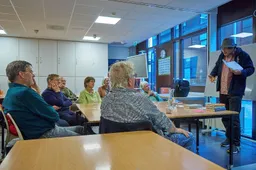 Schrijver en dichter Rodaan Al Galidi boeide en ontroerde de aanwezige vrijwilligers met zijn prachtige verhalen en gedichten - fotograaf Leon Koppenol