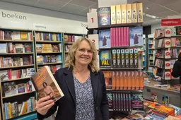 20251204_R.R.Marion met boek in Bruna voor signeersessie 14-12-2025