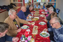 Geslaagde en gezellige kerstviering voor ouderen bij inZet Buytenwegh - fotograaf Leon Koppenol
