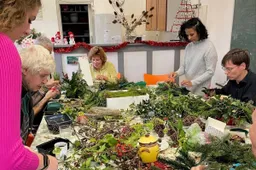 Onder begeleiding van vrijwiligers van Piëzo werden de mooiste kerststukjes gemaakt in Wijktuin Noordhove - foto Stichting Piëzo