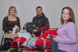Voetbalvereniging DSO doneert voetbalkleding aan gezinnen via Stichting Piëzo - Fotograaf Leon Koppenol