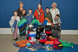 IKC De Springplank doneert sportspullen aan Stichting Piëzo - fotograaf Leon Koppenol