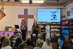 2026-03-04 - Vooraan v.l.n.r. fractie-assistente Marilène Westmaas en de gebarentolk begeleiden de pub quiz