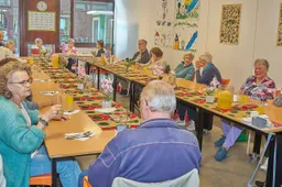 Gezellige wijklunch bij inZet Centrum - fotograaf Leon Koppenol
