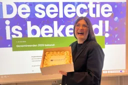 Merve Kiliç met taart voor nominatie Leraar van het Jaar 2026_kl