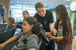 Kinderen van de Piëzo TalentenAcademie Mode en Styling ontdekken het kappersvak bij Dunkies Kappers - fotograaf Leon Koppenol