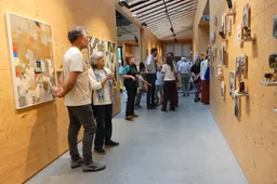 Kunstenaar Jeroen Blok (l) tijdens de opening van zijn expositie. Foto door Tanja Koning