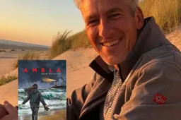 20042026_Beeld_Thrillerschrijver René Molenaar in de bieb