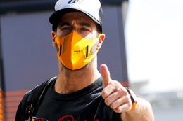 Video. Daniel Ricciardo dolt met Pierre Gasly na GP in Bakoe