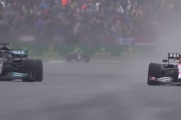 Video. Geweldig gevecht tussen Sergio Pérez en Lewis Hamilton