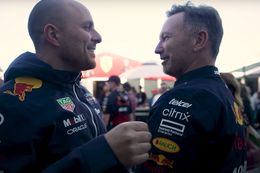 Video. Christian Horner grapt met race-engineer Verstappen: 'Fijn als je Max niet kan horen, hé?'