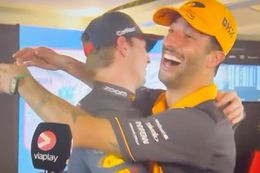 Video. Daniel Ricciardo deelt innige omhelzing met Max Verstappen en voelt iets raars!?