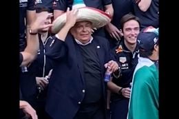 Video: Red Bull viert feest met vader Sergio Pérez na Mexicaanse GP