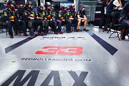 Op deze manier zitten Red Bull Racing en Mercedes elkaar zelfs dwars bij de pitstops