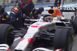 Video. Max Verstappen heeft snelle stop en komt voor Hamilton de baan op