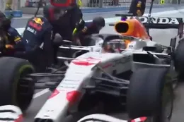 Video. Max Verstappen heeft snelle stop en komt voor Hamilton de baan op