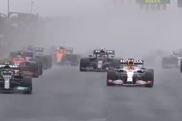 Video. Max Verstappen behoudt plek tijdens start Grand Prix van Turkije