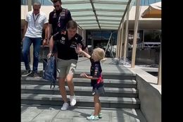 Video. Max Verstappen maakt tijd voor jonge fan in Bakoe