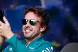 Fernando Alonso brandt Lewis Hamilton tot de grond af