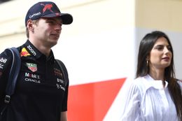 Max Verstappen neemt het op tegen Kelly Piquet op de kartbaan in Bahrein