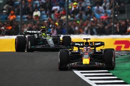Tweevoudig Formule 1-kampioen vergelijkt Verstappen en Hamilton: 'Van hem kun je nog wat leren'