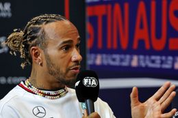 Lewis Hamilton hekelt FIA: 'Moeten met hun PR-agent praten'