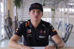 Uit de oude doos: Max Verstappen geeft Red Bull-coureurs Nederlandse les