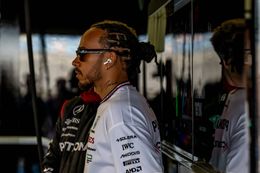 Lewis Hamilton onthult moment waarop relatie met Mercedes verzuurde: 'Dat was een merkwaardig moment'