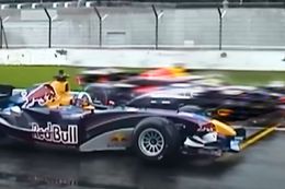 Video: Max Verstappen neemt het op tegen allereerste Red Bull Racing-wapenfeit