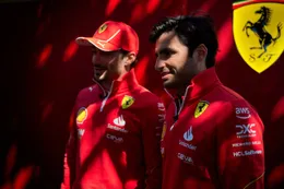 Carlos Sainz geeft zijn mening over vervanger bij Ferrari: 'In mijn optiek...'