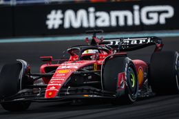 Leclerc en Sainz in het blauw: Ferrari met speciale livery naar Miami