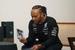 Video: Lewis Hamilton kijkt terug naar kindertijd: 'Dat duurde erg lang'