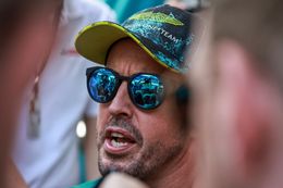 Fernando Alonso beschuldigt FIA van voortrekken Hamilton: 'Hij is geen Spanjaard'