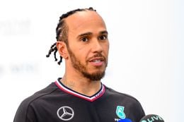Lewis Hamilton geeft opheldering over vertrek bij Mercedes: 'Daardoor ga ik niet weg'