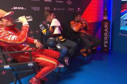 Video: Het onderonsje tussen Verstappen, Norris en Leclerc in de cooldown room na afloop van de race