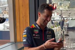 Video: Daniel Ricciardo drijft de spot met 'Sid' Max Verstappen