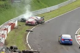 Video: Coureurs komen met de schrik vrij na bizarre crash in openingsfase 24 uur van Nürburgring