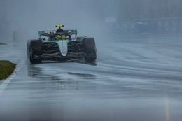 Lewis Hamilton lijkt Mercedes te beschuldigen van sabotage: 'Dat was lager dan het had moeten zijn'